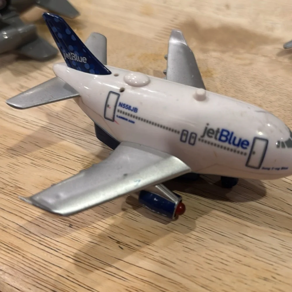 Pullback airplanes American and jet blue.
Vintage toys - Picture 3 of 4